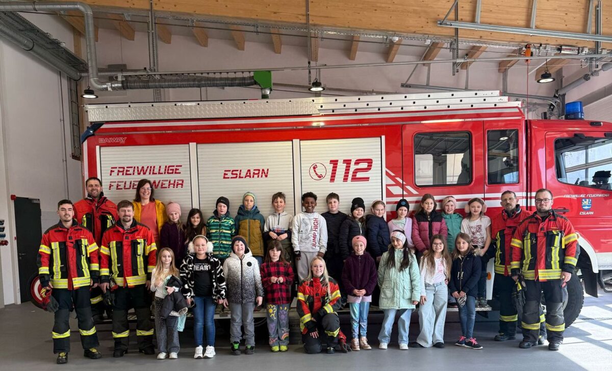 Zu Fuß zur Blaulicht-Schulstunde: Grundschüler lernen bei der Freiwilligen Feuerwehr Eslarn