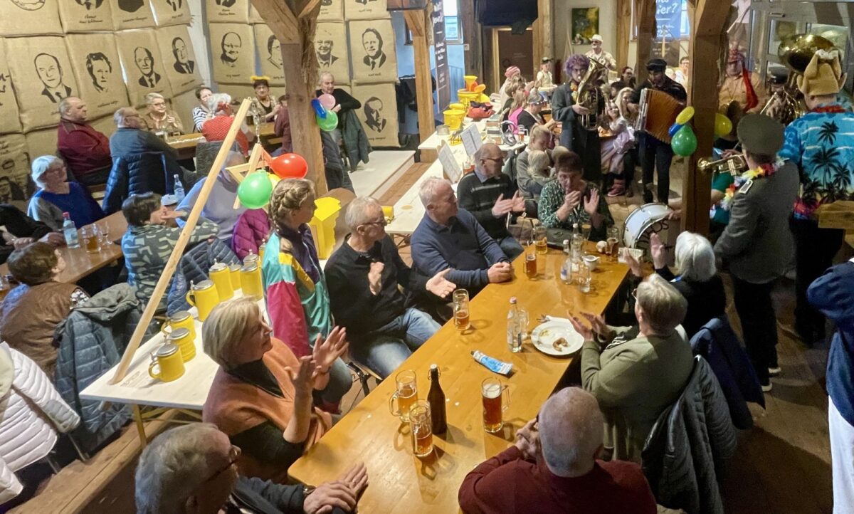 Faschingsfreude verbindet Generationen in Eslarn