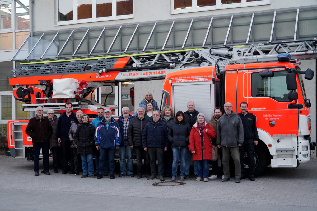 Feuerwehr der Stadt Weiden zeigt Vielfalt bei KOMBA-Besuch