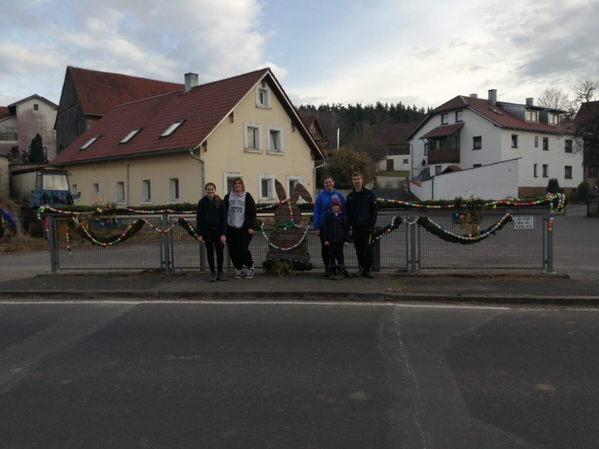 Heinersreuth: Osterschmuck an der Brücke entzückt