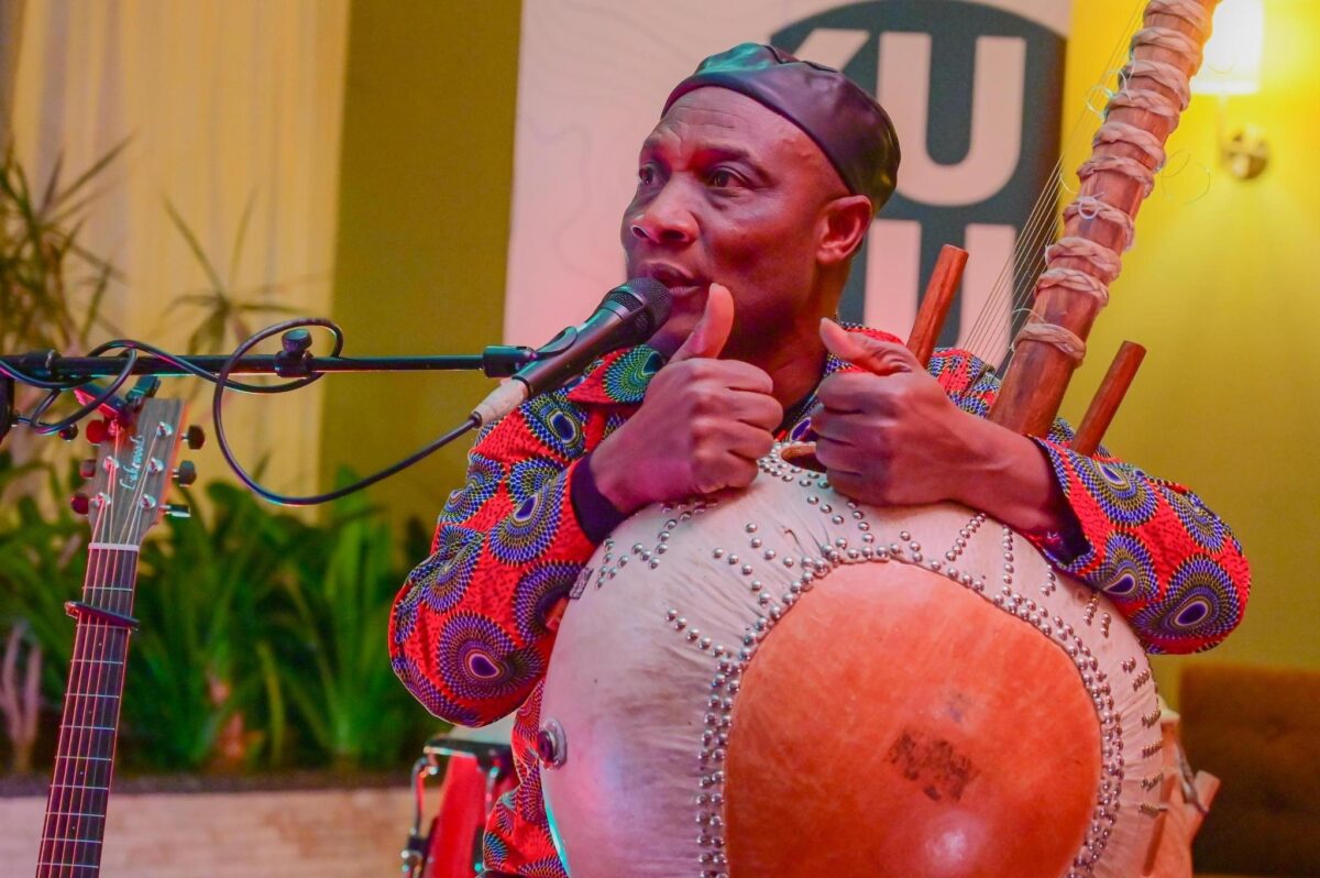 Afrikanische Klänge eines Weltmusikers begeistern Besucher im „Wohnzimmer“ K2