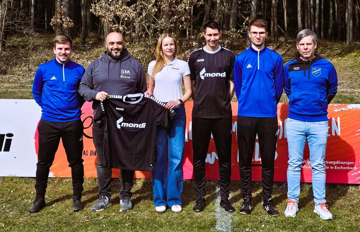 SC Schwarzenbach freut sich über großzügige Trikot-Spende von Mondi aus Eschenbach