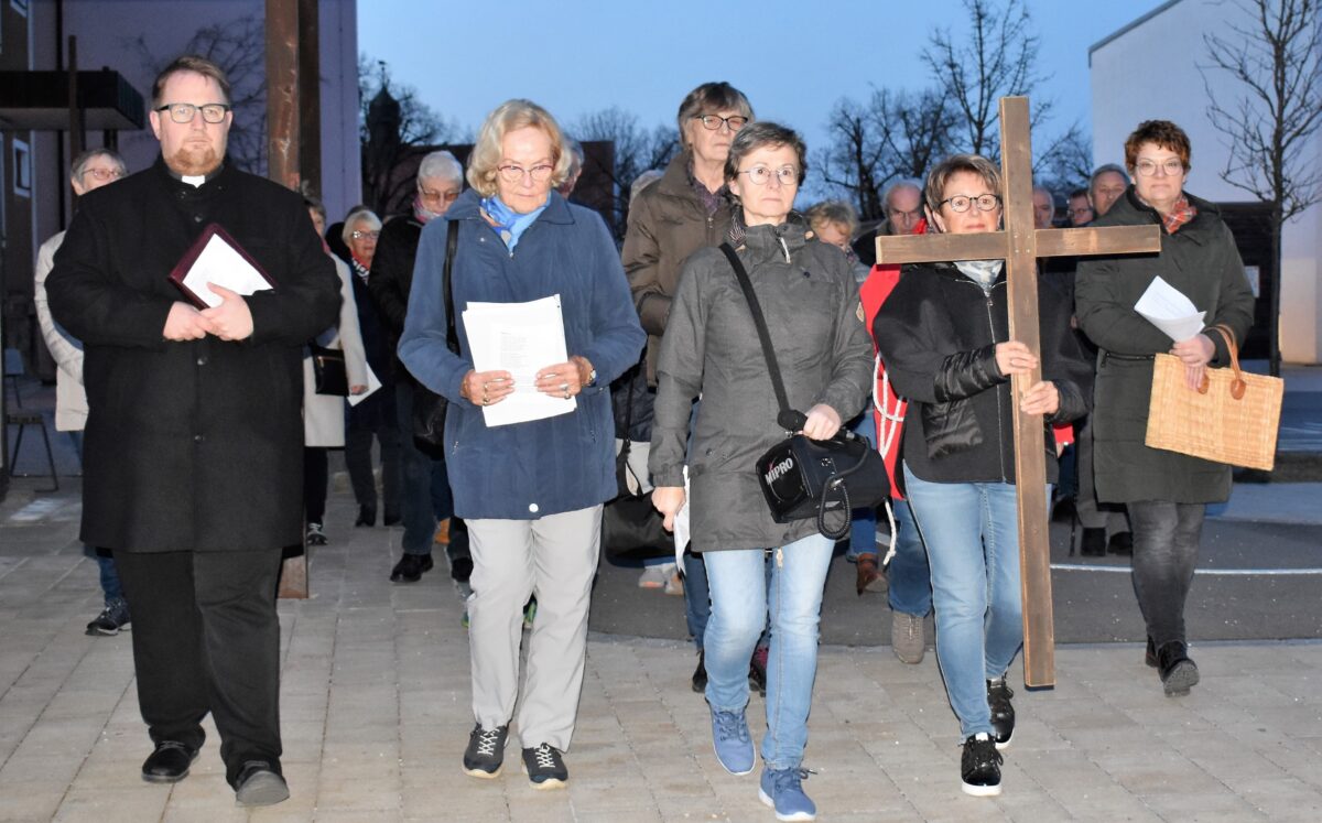 Viele Gläubige gehen Kreuzweg in Grafenwöhr mit