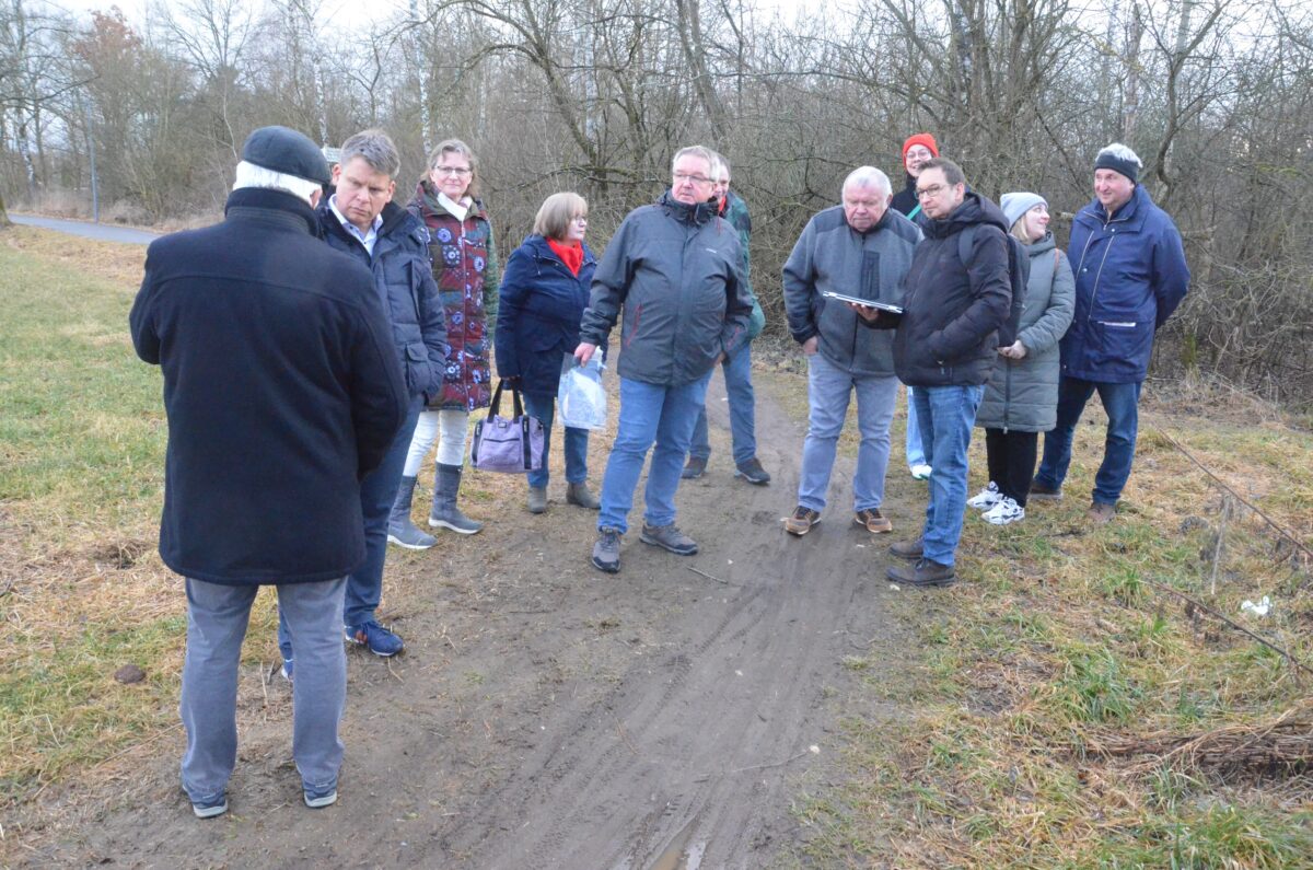 Ortsbegehung am „Trampelpfad“ zum Volksfestplatz