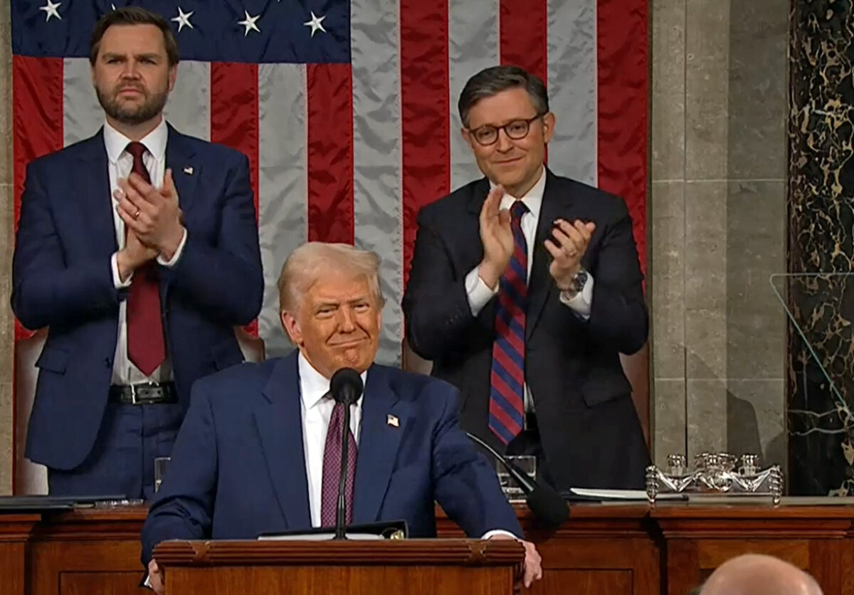 Realsatire: „Danke, Trump!“ – „America is back“ am geistigen Hosenboden