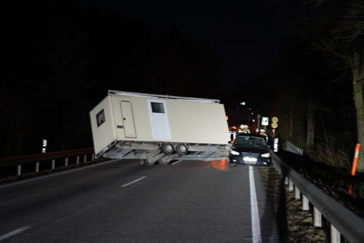 Kurz vor dem Kippen: Wohnwagen blockiert B22 bei Tännesberg