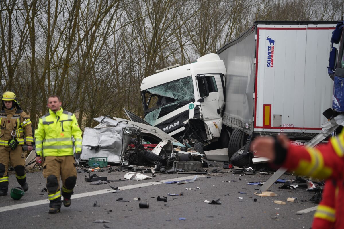 Lkw-Reifen vermutlich Grund für tödlichen Unfall auf A93 bei Teublitz