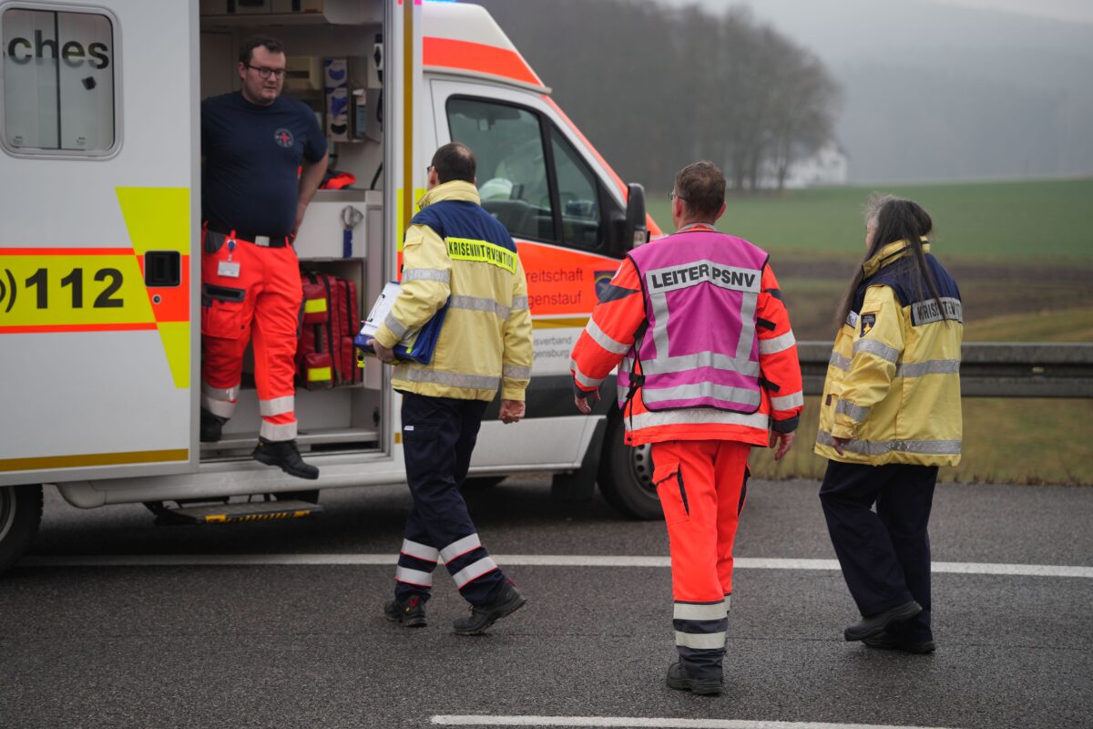 [update] Eilmeldung: Schwerer Unfall auf der A93 bei Ponholz/Teublitz – zwei Tote, mehrere Verletzte