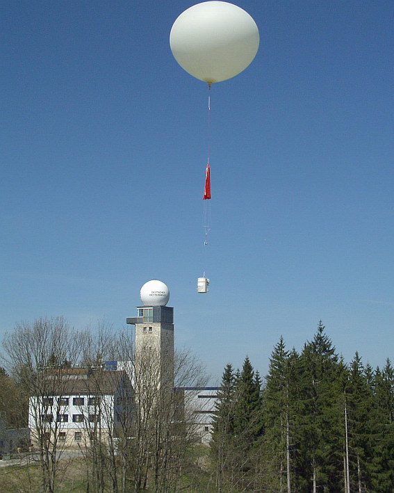 Feuerwehren und Polizei suchen stundenlang: „Abgestürzter Paraglider“ war Wetterballon