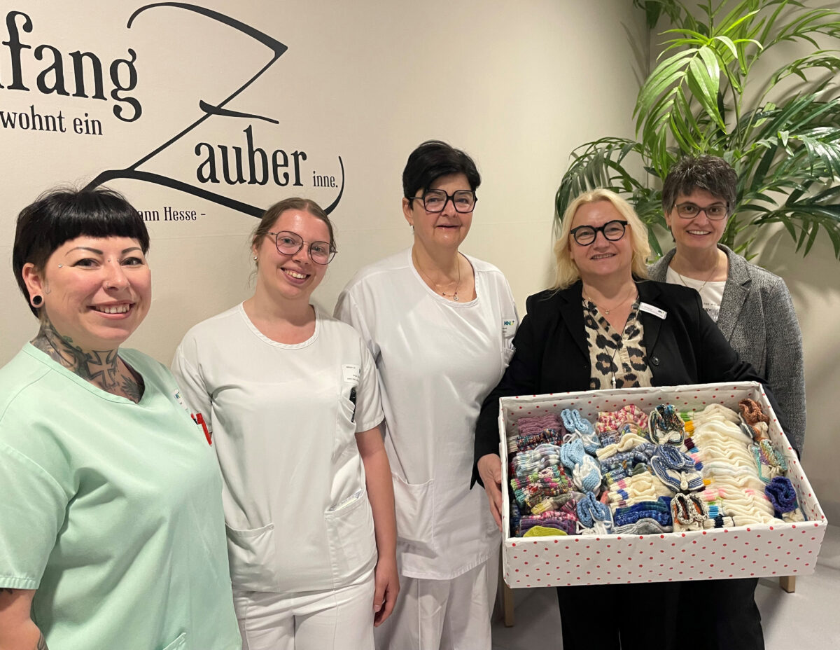 138 Paar Babysöckchen für Weidener Klinikum gestrickt