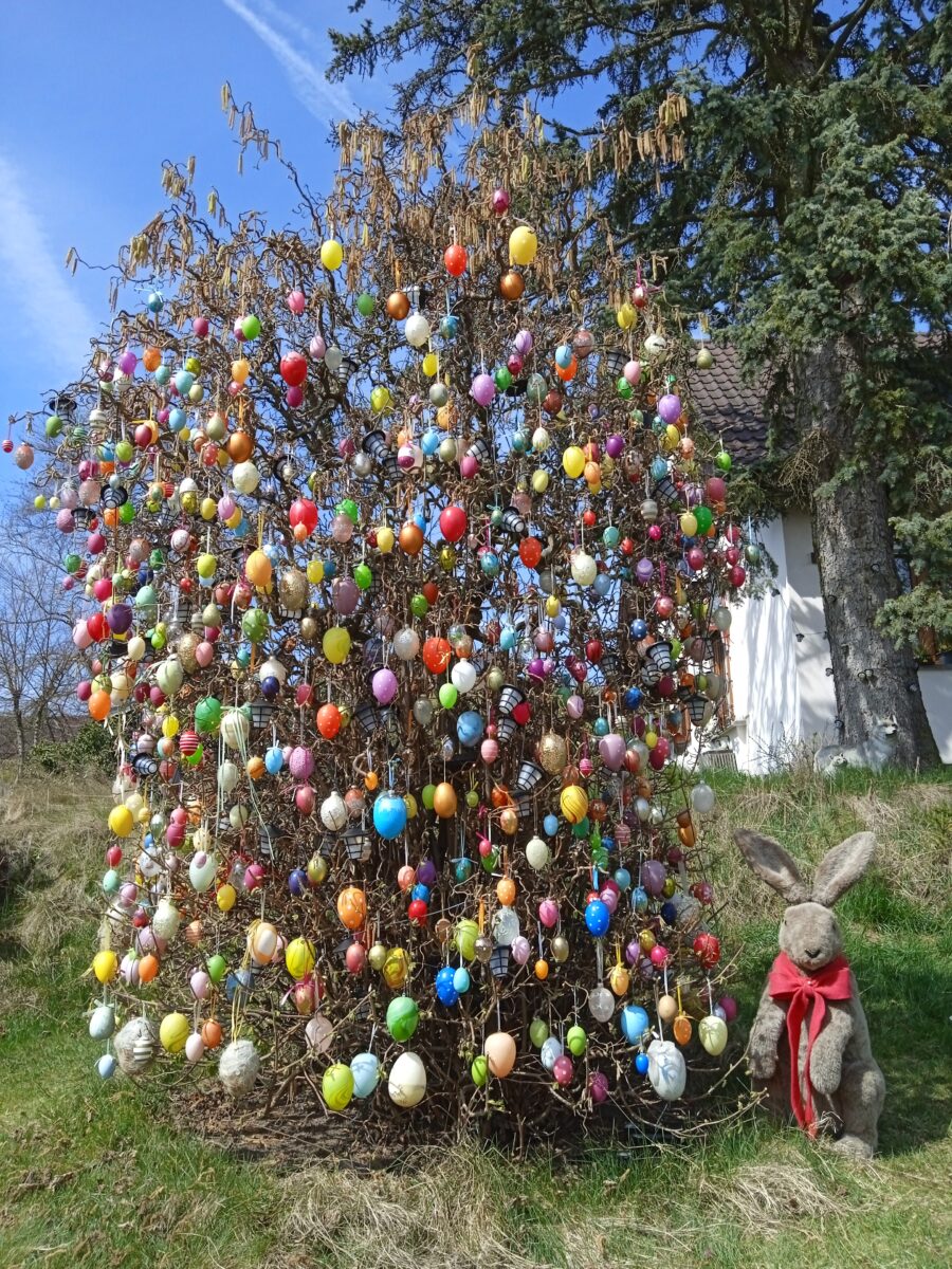 Frohes Osterfest mit traditioneller Eierdeko in Floß