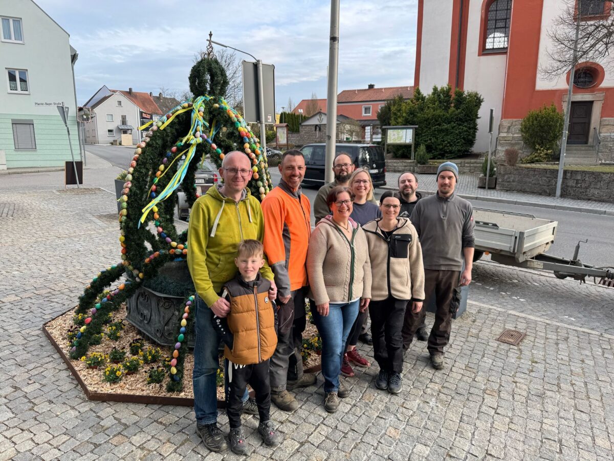 CSU verschönert Marktplatz mit Osterkrone