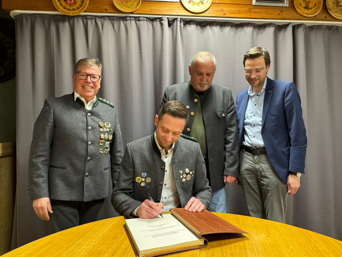 Jahreshauptversammlung mit besonderem Highlight – Eintrag ins Goldene Buch der Gemeinde