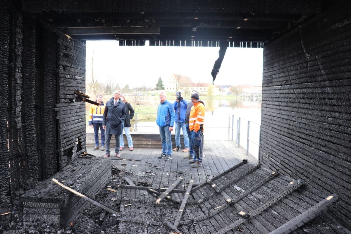 Feuer verwüstet Storchenpavillon in Tirschenreuth