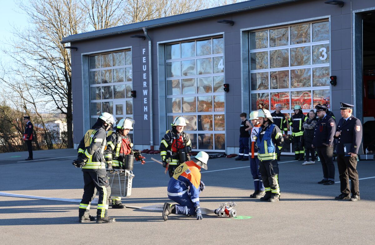 Feuerwehr Floß besteht Leistungsprüfung mit Bravour