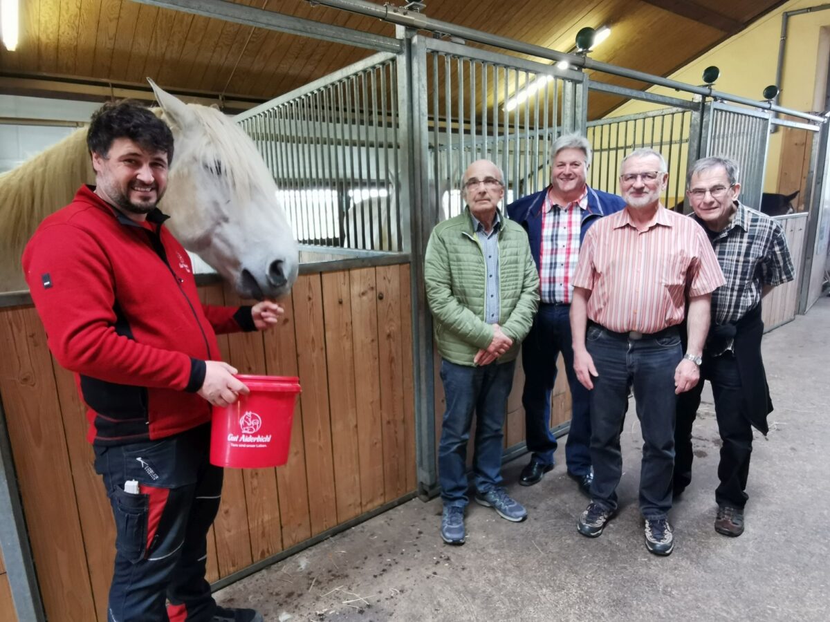 Feuerwehrstammtisch besucht Gut Aiderbichl in Eslarn