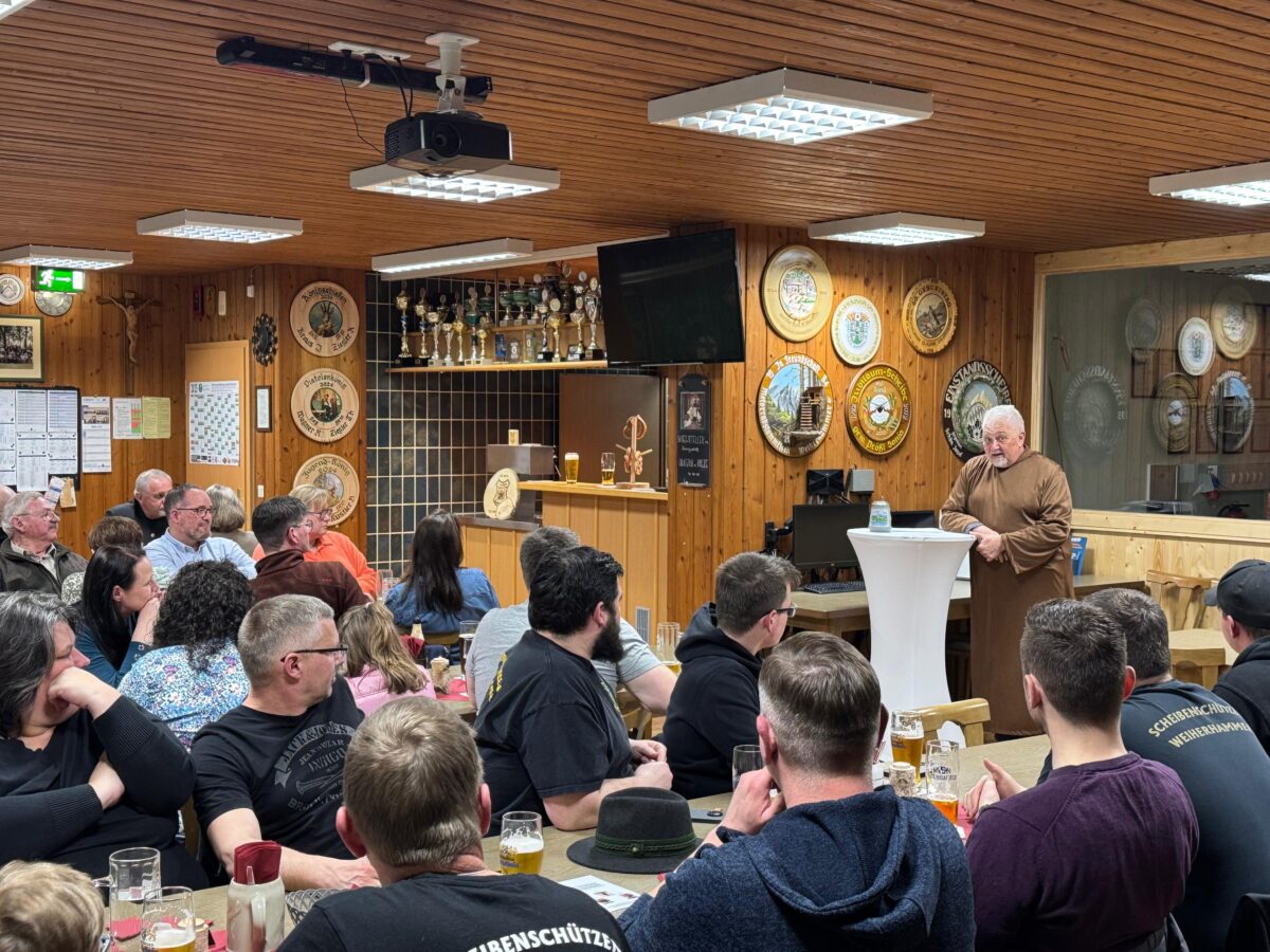 Starkbierabend in Weiherhammer: „Bruder Veritas“ hält Fastenpredigt
