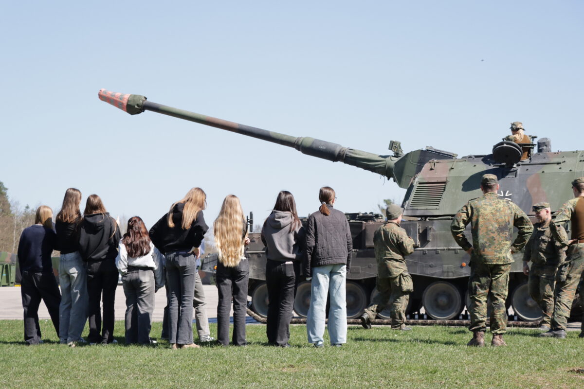 GirlsDay 2025: Junge Frauen erkunden Kaserne in Weiden