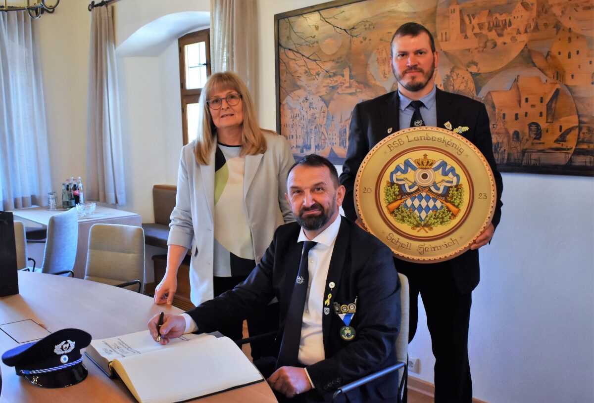 Heinrich Schell trägt sich ins goldene Sportlerbuch in Grafenwöhr ein