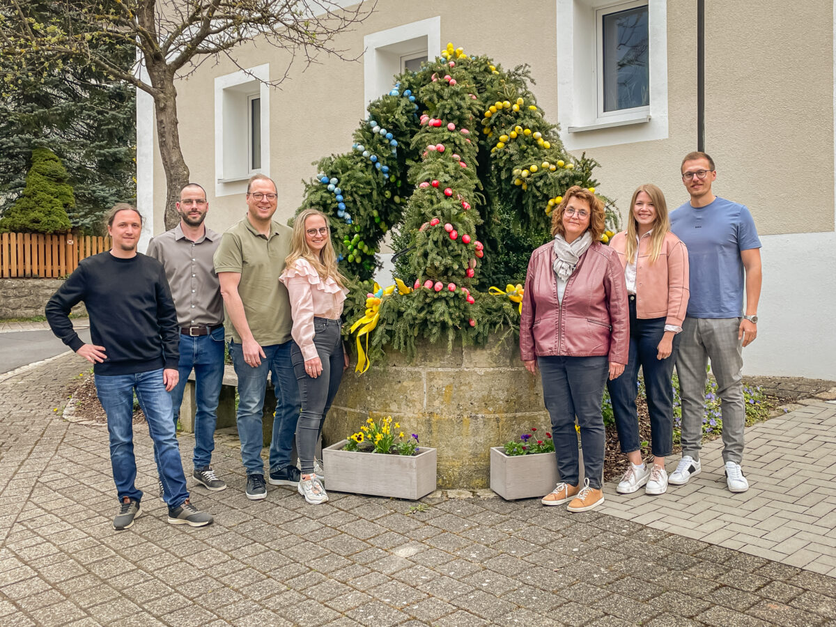 Kastl feiert Ostertradition mit geschmücktem Brunnen