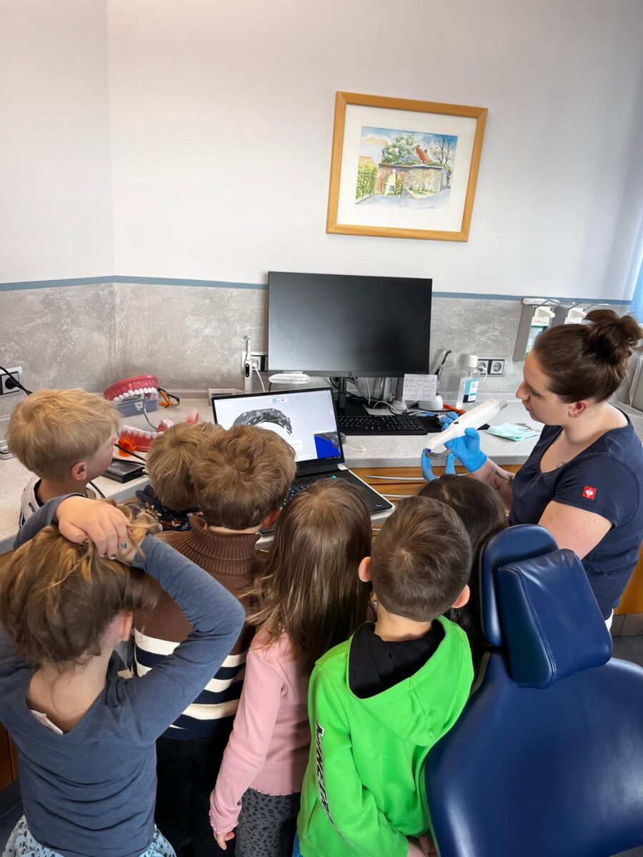Kindergartenausflug zur Zahnarztpraxis in Plößberg