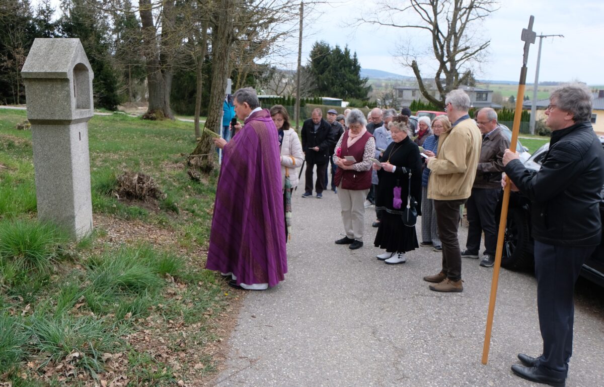 Kreuzweg-Andacht vereint Gläubige auf St. Nikolausberg in Floß
