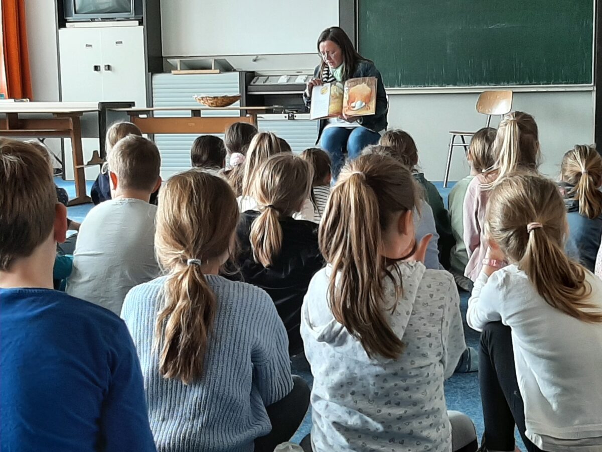 Geschäftiges Treiben vor Ostern: Magische Vorlesestunde in Erbendorfer Schule
