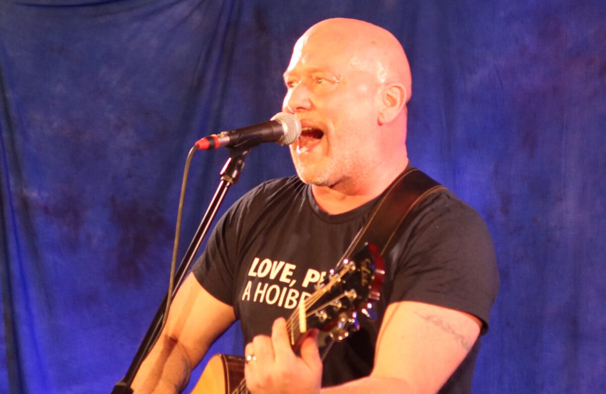 Michael Dietmayr singt im vollbesetzten „Kulturbahnhof“