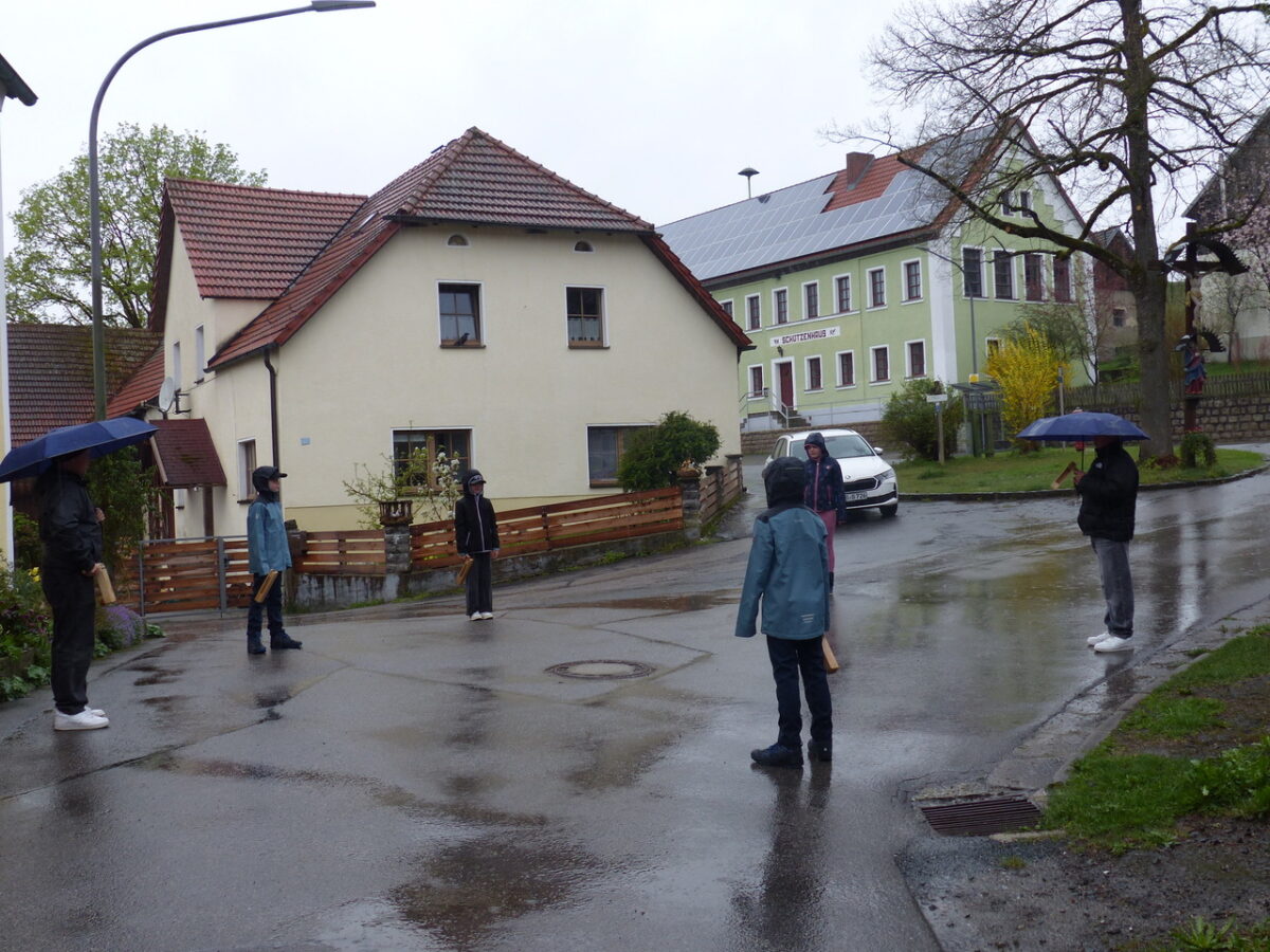 Ministranten trotzen Regen mit Ostertradition in Döllnitz