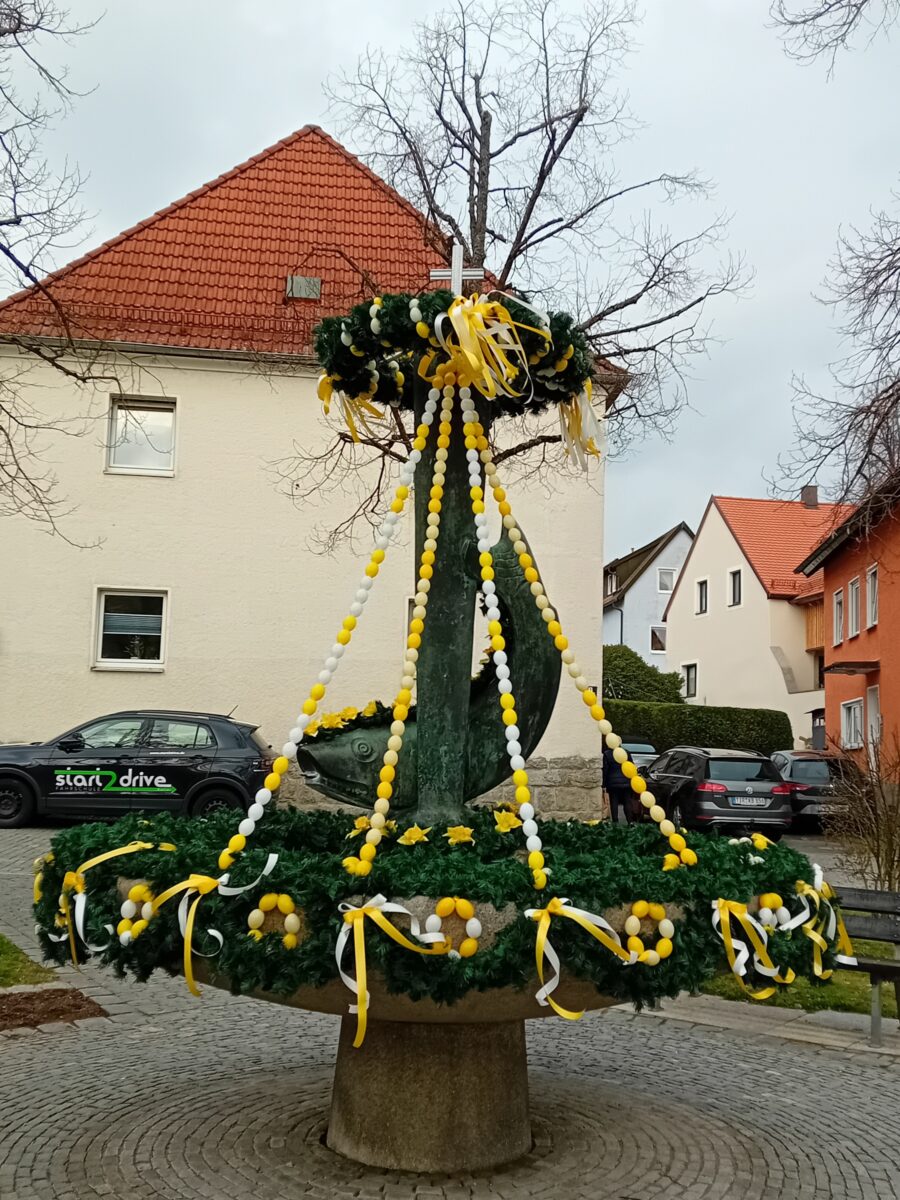 Frauen-Union schmückt wieder Stadtbrunnen in Windischeschenbach