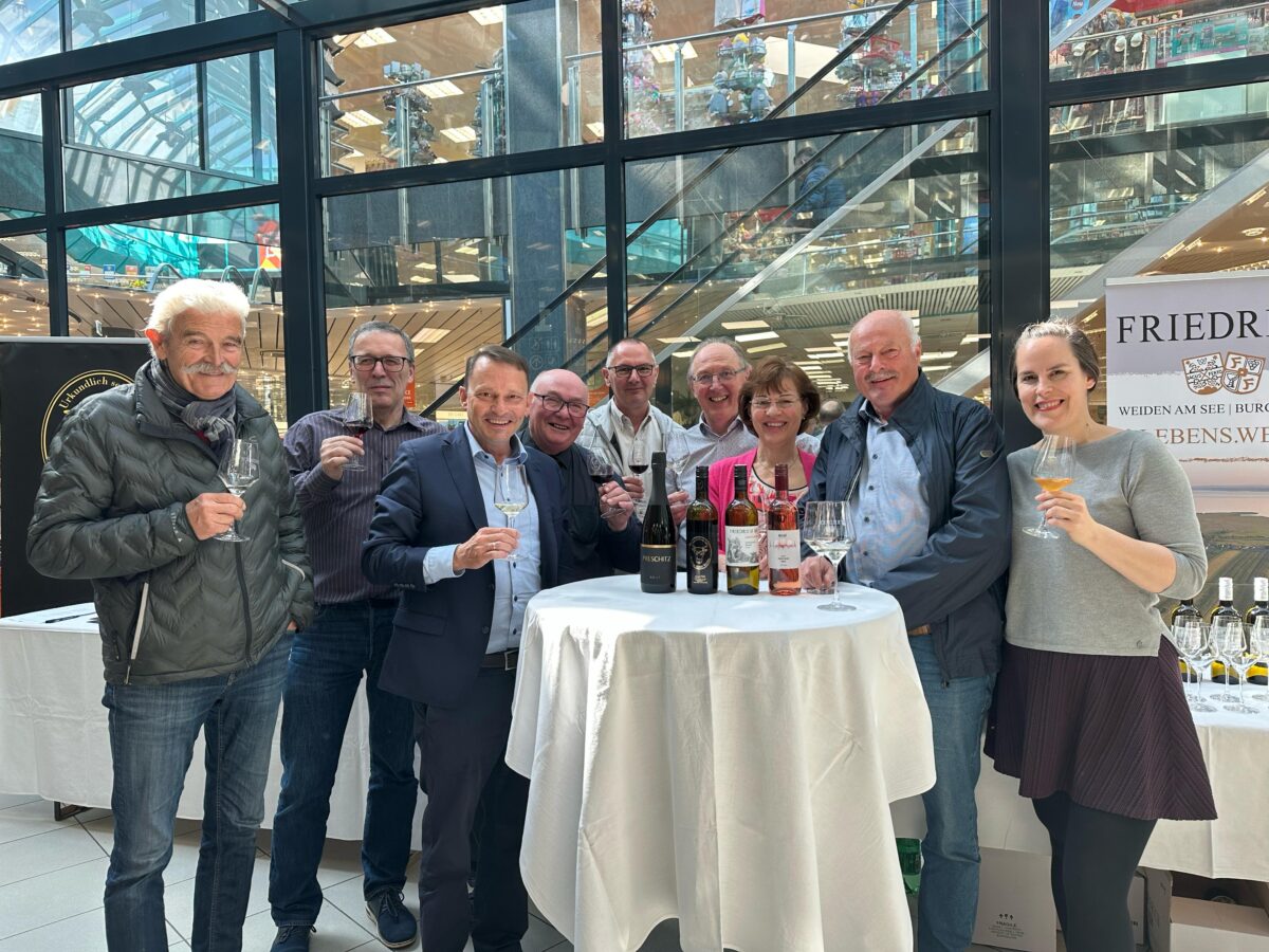 Ein Besuch mit großer Tradition: Winzer aus Weiden am See zu Gast