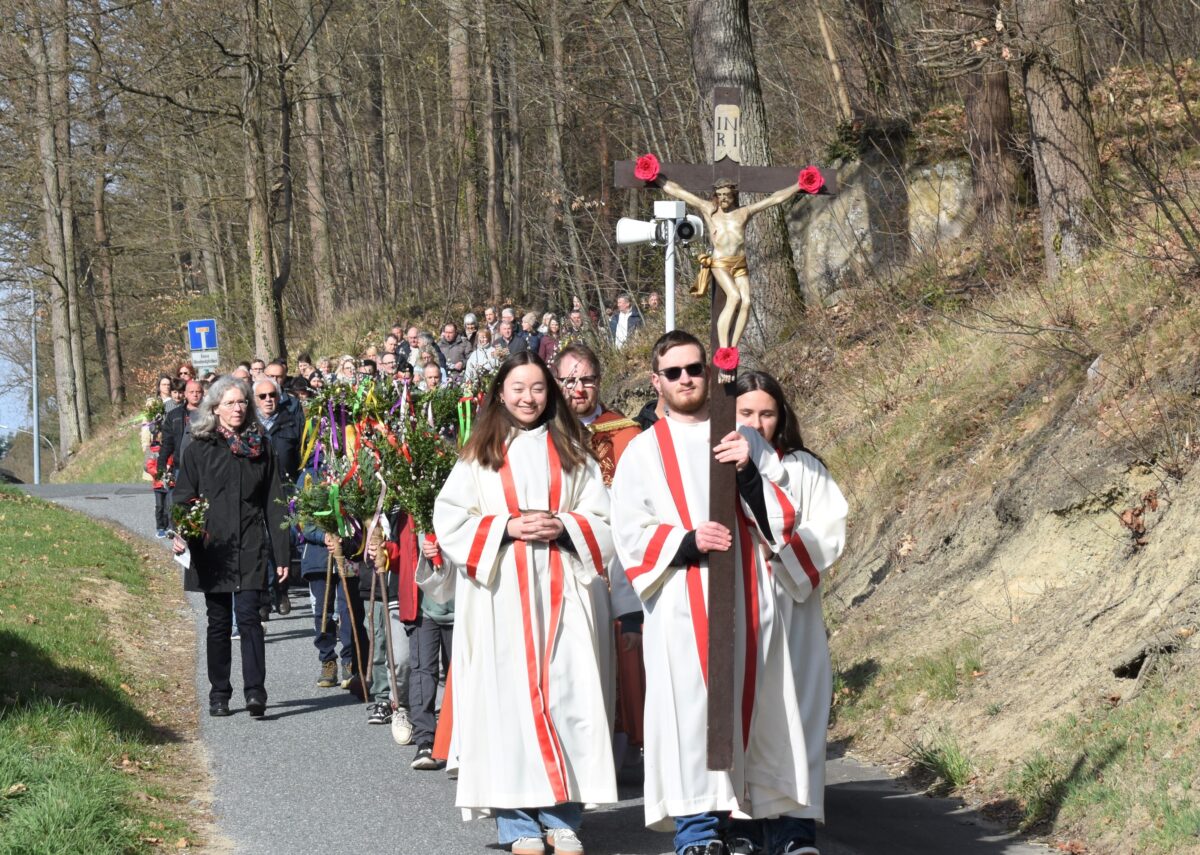 Palmprozession mit Klopfen an die Kirchentür