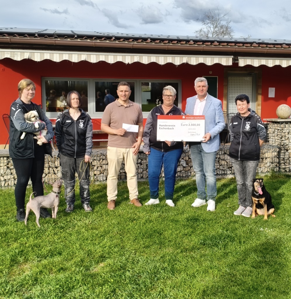 Sparkasse fördert Eschenbacher Hundeverein mit 2.500 Euro