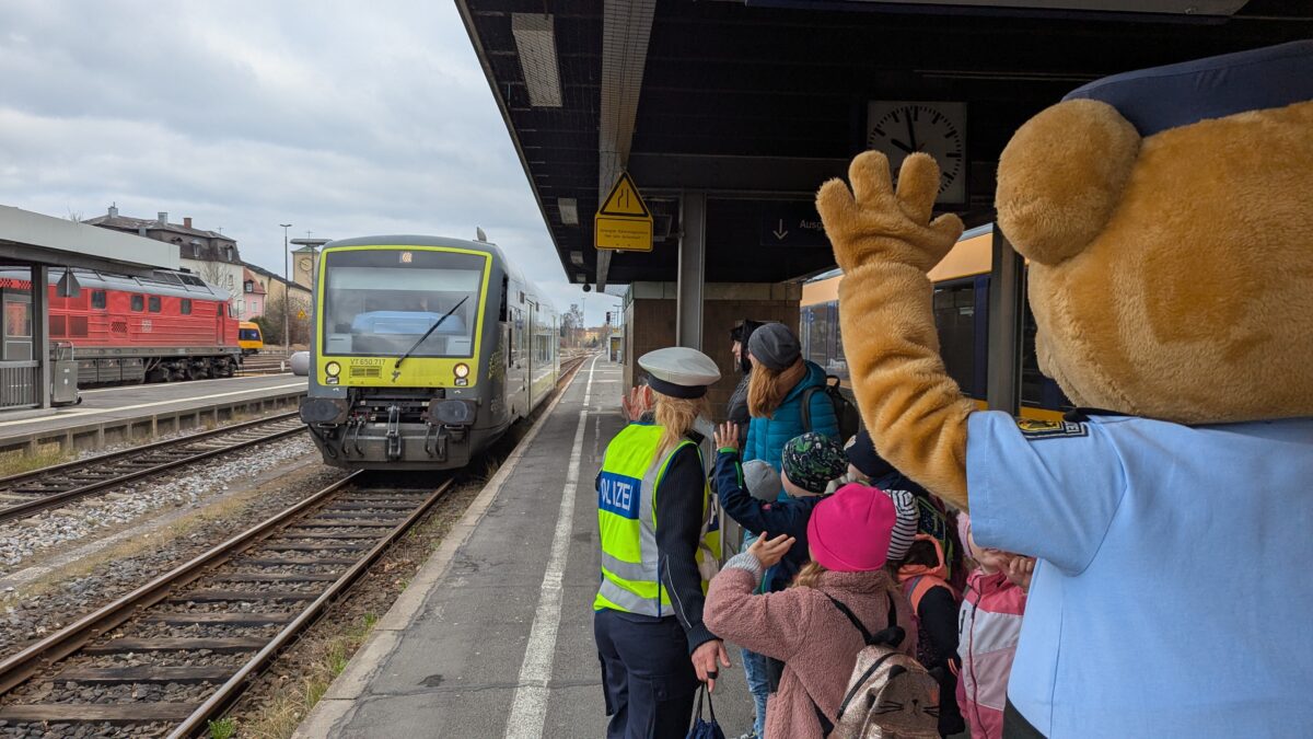 Vorschulkinder entdecken mit Toni Bahnsicherheit