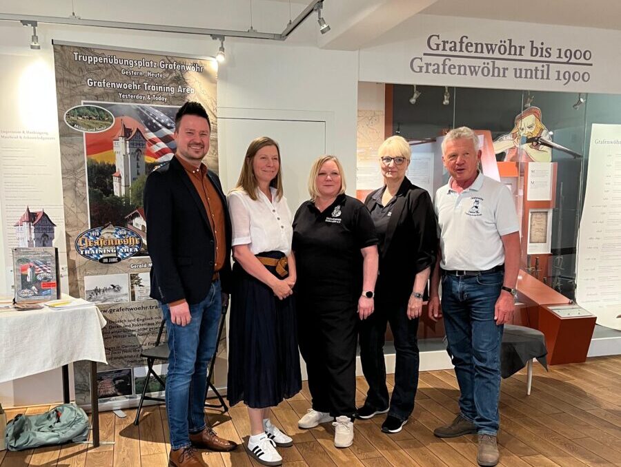 80 Jahre Kriegsende: Volles Haus bei Vortrag und Buchvorstellung in Grafenwöhr