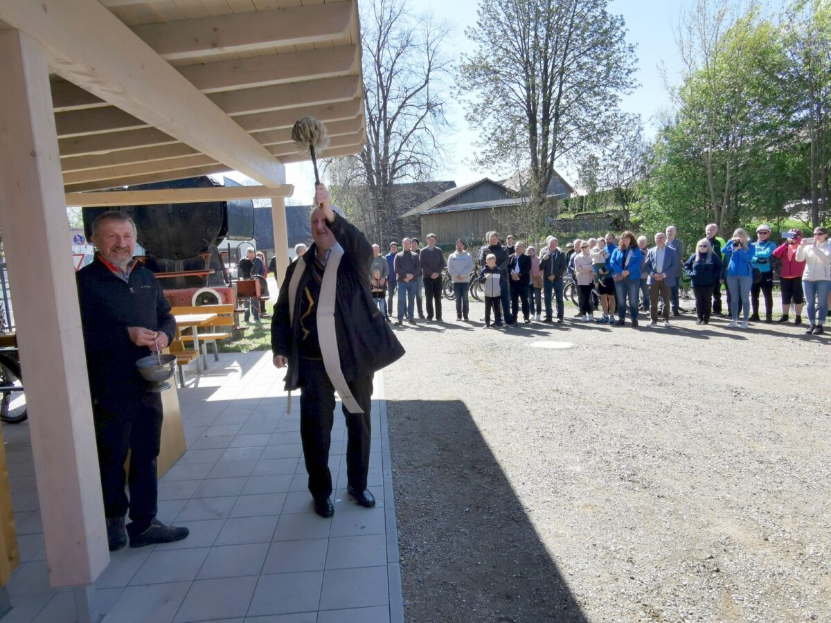 Neue Raststation am ehemaligen Eslarner Bahnhof der Öffentlichkeit übergeben