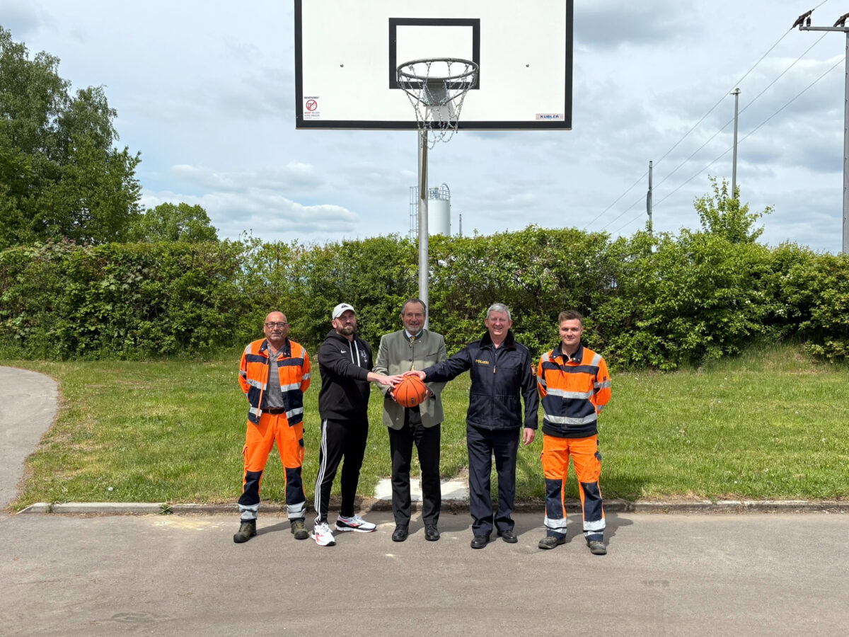 Nabburg erhält Basketballkorb von Bereitschaftspolizei