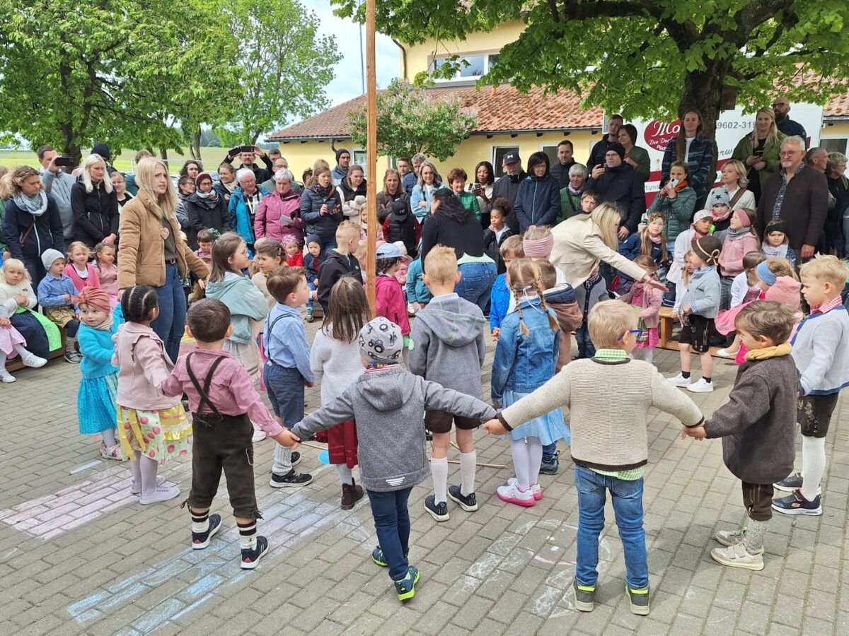 AWO-Kinderstodl in Püchersreuth feiert zünftiges Maifest