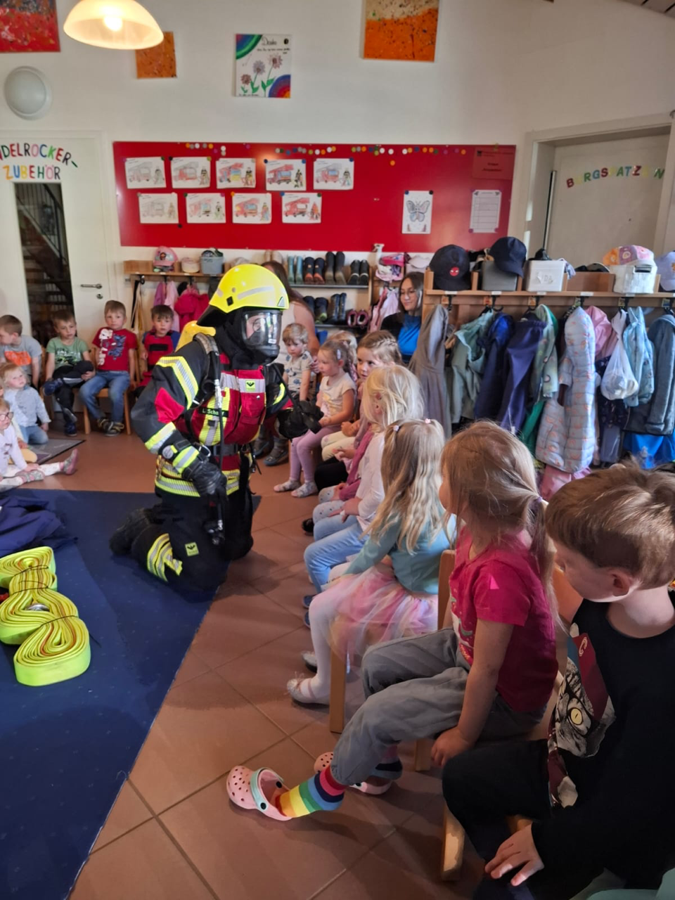 Leuchtenberg lehrt Kindergartenkinder den Umgang mit Feuerwehrtechnik
