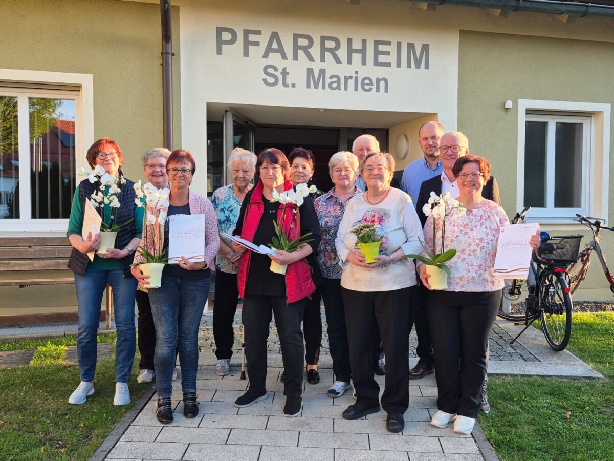 Caritasverband ehrt Sammler in Eslarn mit Ehrenzeichen und Urkunden
