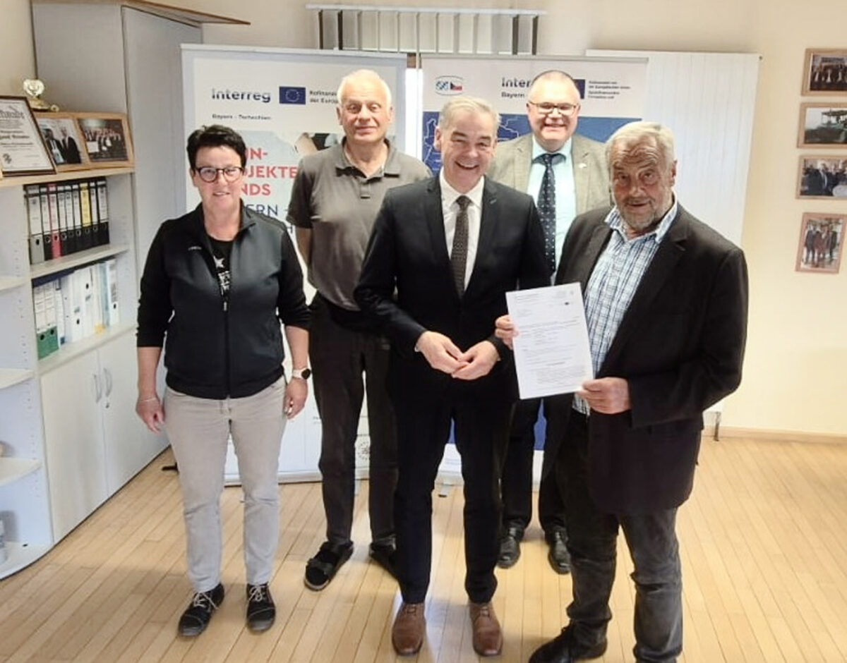 Präsident der Euregio Egrensis übergibt Förderbescheid