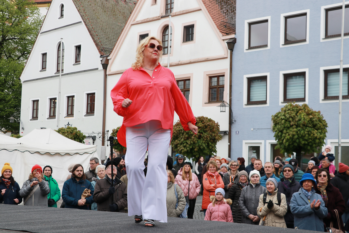 Frühlingseinkauf mit Show in Weiden
