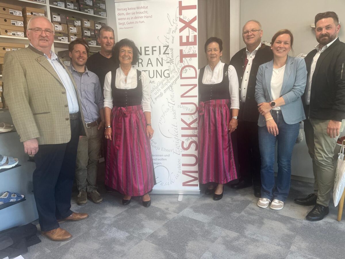 Musik der „Zupfer Moidln“ für den guten Zweck in Neustadt begeistert