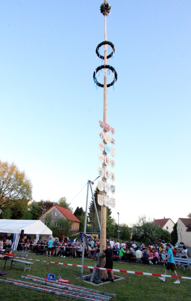 Etzenricht feiert achten Maibaum mit Rekordbesuch