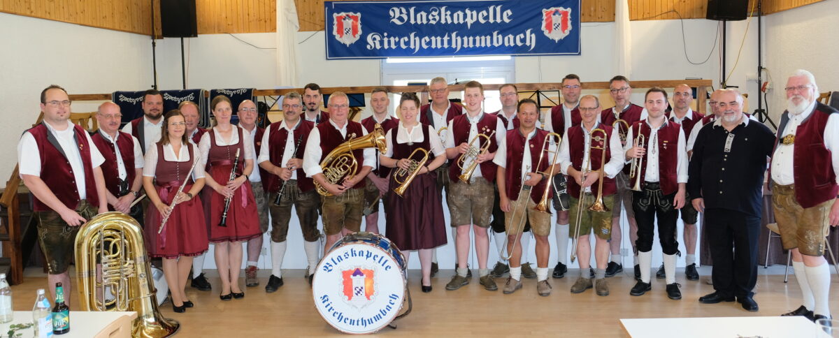 Kirchenthumbacher Blaskapelle feiert mit Star-Dirigent