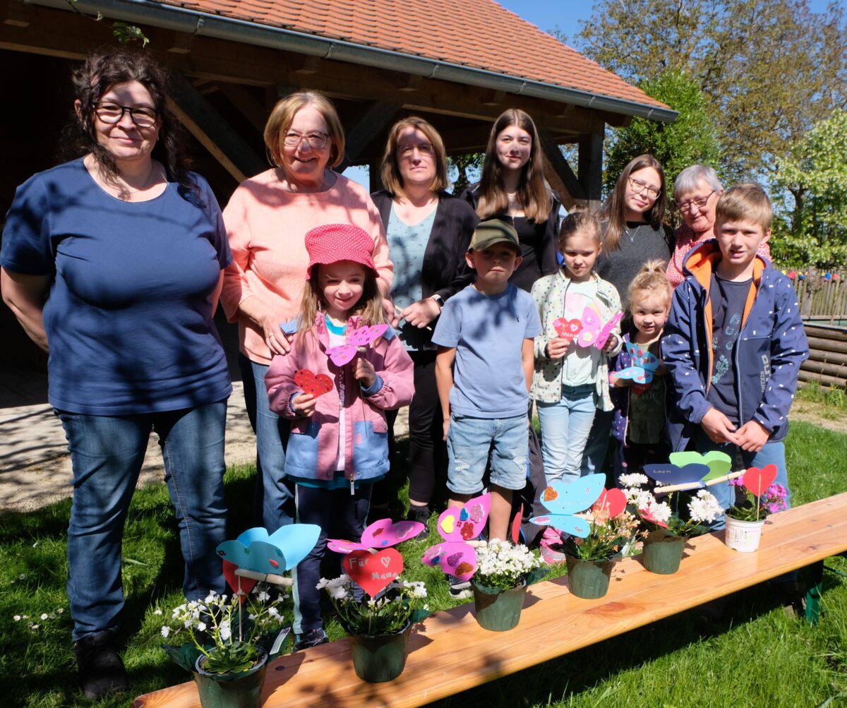 Kreative Geschenke beim Muttertagsbasteln in Floß