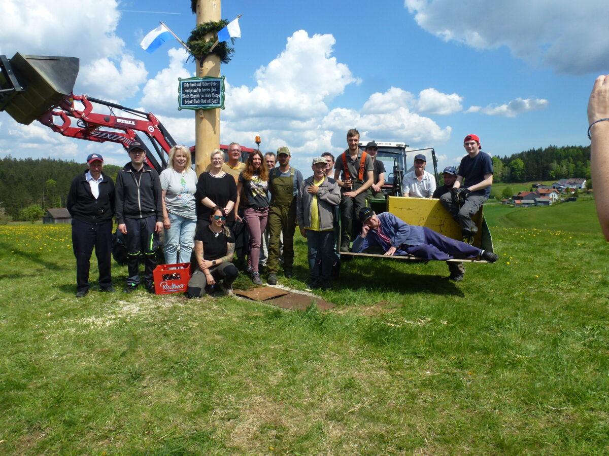 Maibaumaufstellung stärkt Gemeinschaft in Altglashütte