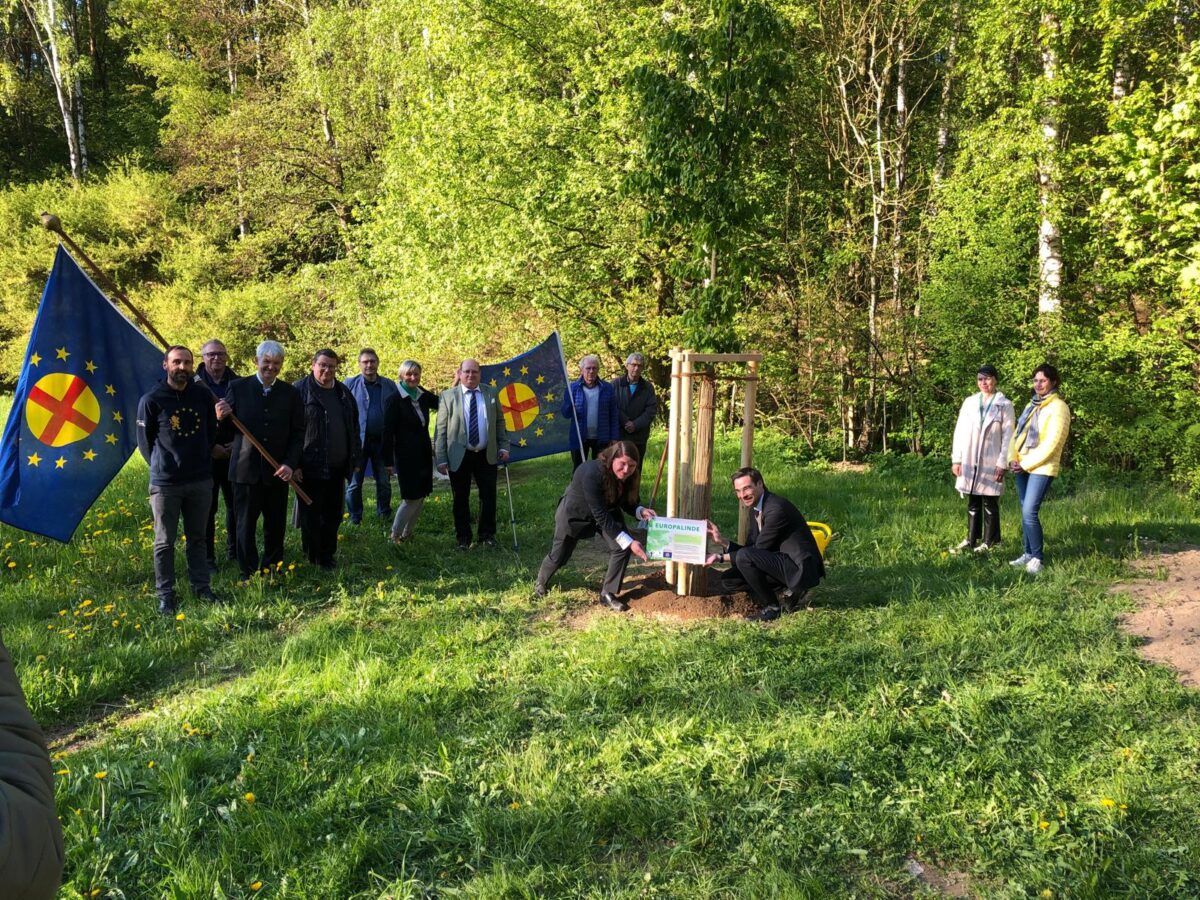 Moosbach pflanzt Europalinde zum Zeichen der Einheit