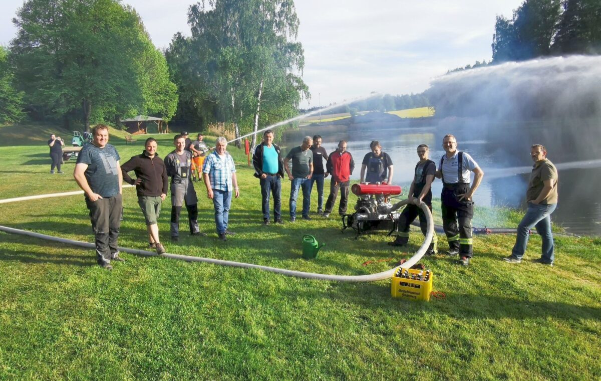Historische Motorspritze in Aktion: Feuerwehr Eslarn übt mit Relikt