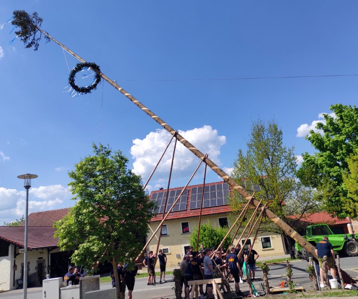 Gemeinde Schlammersdorf präsentiert sich als Hochburg der Maibäume